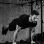 Persona haciendo flexiones calistenia para quemar grasa en casa