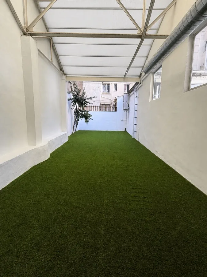 Pati polivalent cobert amb gespa artificial de Core Republic