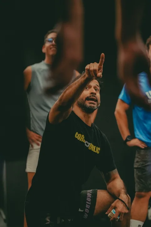 Coach de Core Republic assenyalant durant una sessió d'anelles