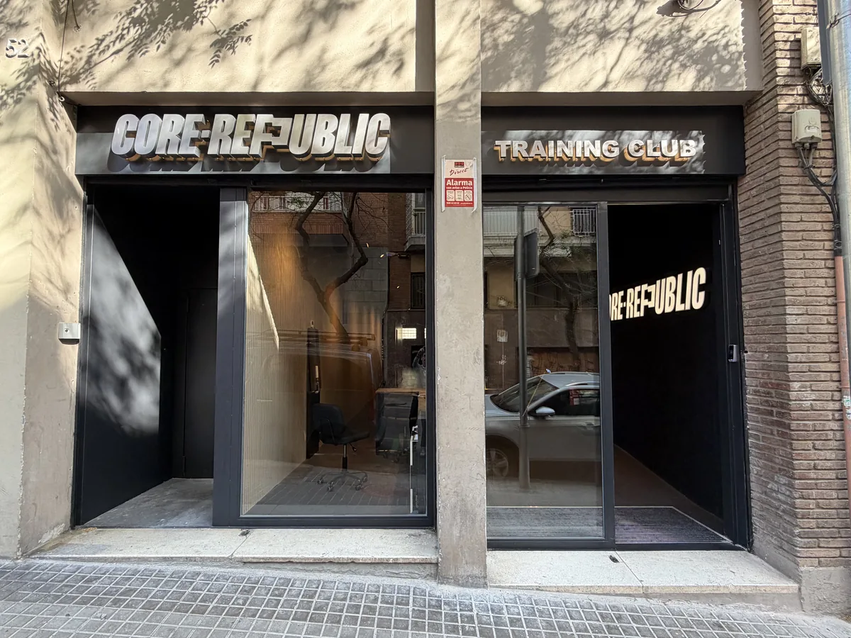Entrada i façana de Core Republic al carrer Escultor Llimona
