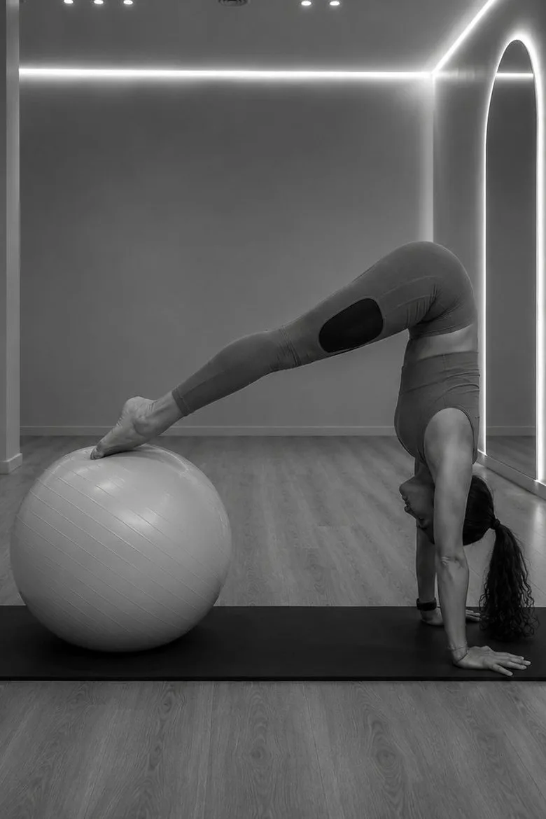 Exercici de pilates amb pilota a la sala Studio